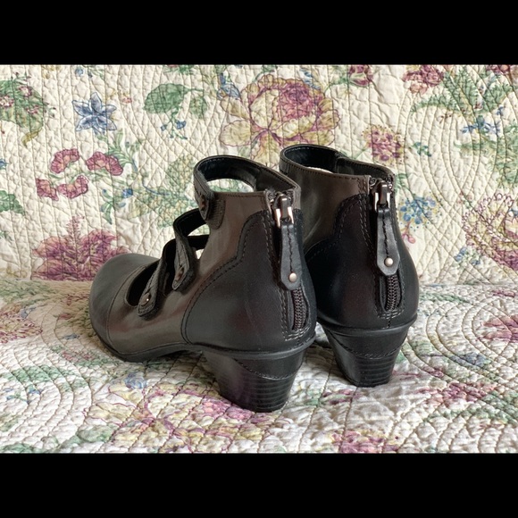 Nice comfortable booties - Picture 2 of 2